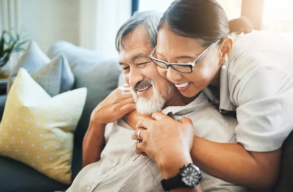 Huis Knuffel Senior Paar Met Liefde Glimlach Huwelijk Met Pensioen — Stockfoto