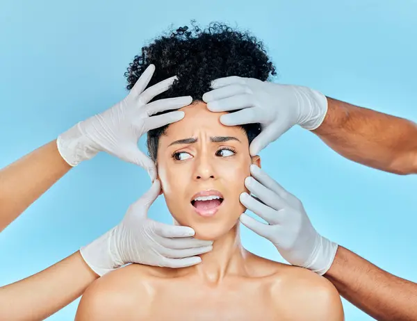Chirurgie Plastique Faciale Femme Effrayée Avec Les Mains Sur Visage — Photo