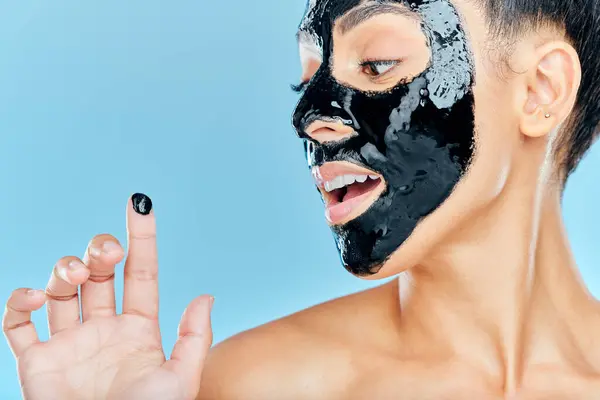 Huid Houtskool Masker Vinger Van Vrouw Voor Gezichtsbehandeling Aging Detox — Stockfoto