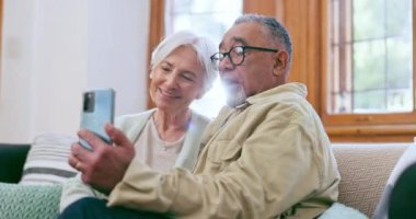Kıdemli çift, evdeki telefonla video görüşmeleri, oturma odası ve kanepede dedelerle internet üzerinden konuşmalar. Sosyal medya, sohbet ve yaşlılarla birlikte tartışma, dalga ve akıllı telefon.