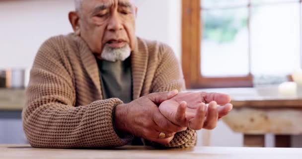 Tangan Rasa Sakit Dan Pria Senior Dengan Radang Sendi Stres — Stok Video
