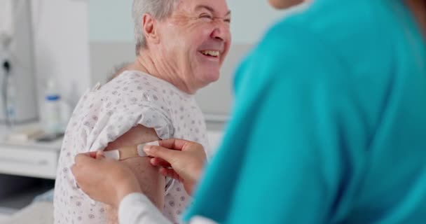 Läkare Gips Och Äldre Man Med Vaccin Injektion Och Medicin — Stockvideo