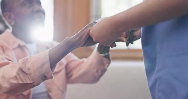 Handen Vasthouden Ondersteuning Verpleegkundige Met Vrouwelijke Patiënt Hulp Vertrouwen Voor — Stockvideo