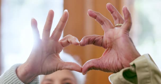 Hjärta Händer Och Äldre Par Med Kärlek Omsorg Och Förtroende — Stockvideo