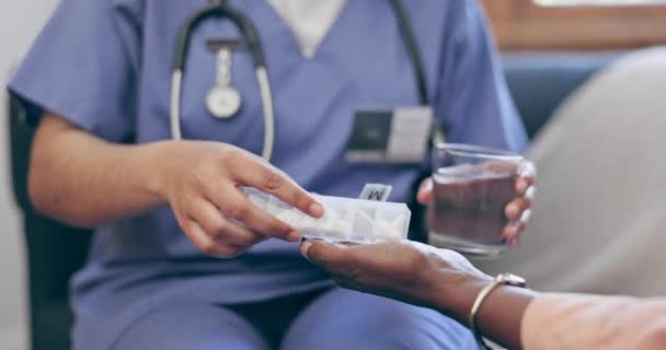 Pil Air Dan Tangan Perawat Dengan Pasien Untuk Perawatan Medis — Stok Video
