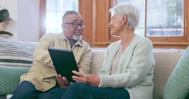 Szczęśliwa Para Seniorów Tablet Sofa Pobrania Aplikacji Wiadomości Czytanie Posta — Wideo stockowe