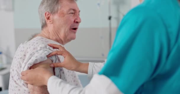 Läkare Bandage Och Senior Man Med Vaccin Injektion Och Medicin — Stockvideo