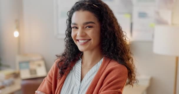 与女人做生意 带着快乐 事业心和雄心壮志在工作场所微笑和工作 人和顾问 办公室 — 图库视频影像