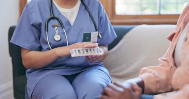 Таблетки Обговорення Руки Медсестри Пацієнтом Лікування Або Медицини Медсестринському Центрі — стокове відео