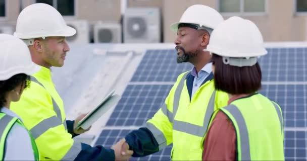 Mühendisler Güneş Panelleri Şebeke Kurulumu Için Tokalaşma Çevre Dostu Anlaşma — Stok video