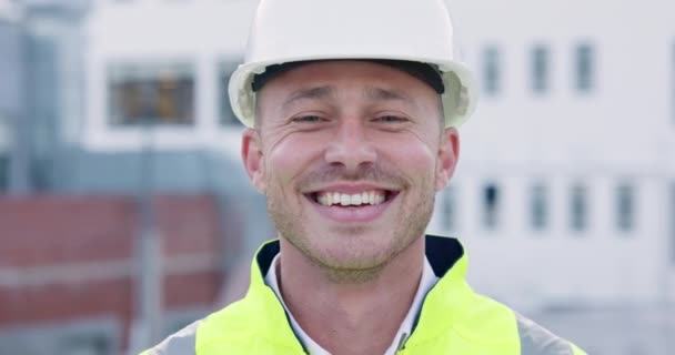 在城市的建筑中 为工业维修 土木工程和装修提供了容貌和快乐的人 城市房地产开发的肖像 承包商和建筑师带着头盔微笑 — 图库视频影像