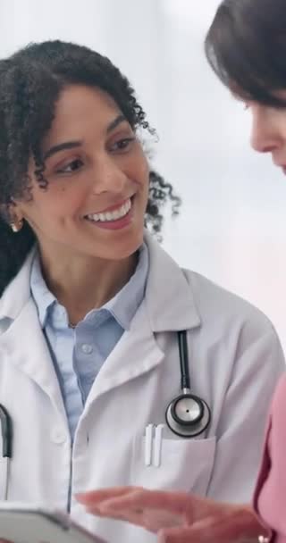 Medizin Tablette Und Ein Arzt Gespräch Mit Einer Patientin Krankenhaus — Stockvideo