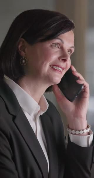 Llamada Telefónica Sonrisa Mujer Negocios Con Comunicación Networking Conversación Feliz — Vídeo de stock