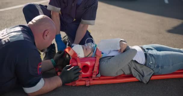 Mãos Primeiros Socorros Emergência Uma Equipe Paramédica Com Paciente Vítima — Vídeo de Stock