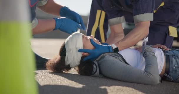 Equipe Paramédicale Femme Urgence Sur Route Pour Lésions Cérébrales Commotions — Video