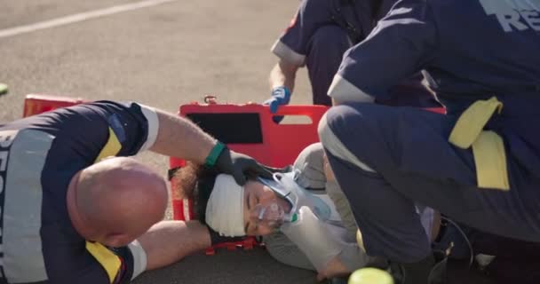 Hände Notfallsauerstoff Und Ein Emt Team Mit Einem Patienten Oder — Stockvideo