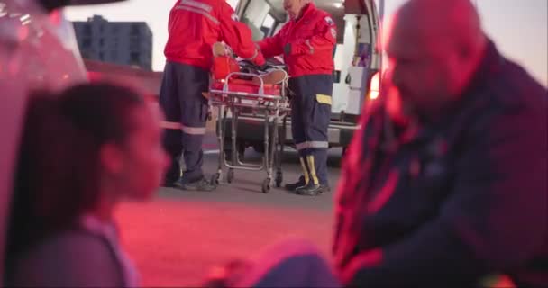 Rettungswagen Notarzt Und Ein Notarztteam Sind Der Nacht Vor Ort — Stockvideo