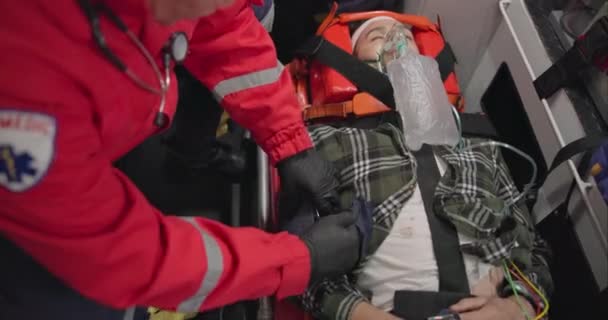 Patiënt Paramedicus Bloeddruk Met Zuurstofmasker Ambulance Voor Noodgevallen Letsel Gezondheidszorg — Stockvideo