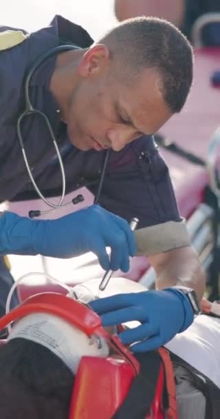 Homme Ambulancier Lampe Poche Pour Vérifier Patient État Critique Les — Video