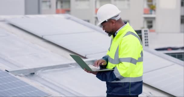 전지판을 기술설계 노동자 노트북 옥상에 에너지 가능한 도시의 데이터를 기술자 — 비디오