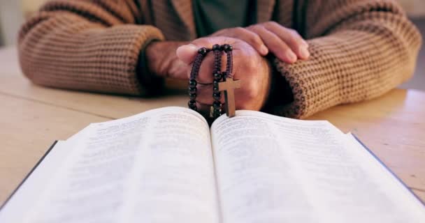 Біблія Розарій Або Руки Людини Моляться Поклоніння Віру Або Віру — стокове відео