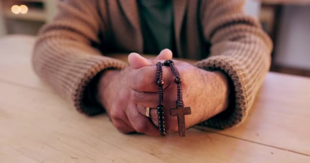 Kezek Kereszt Vallás Imádkozással Imádattal Isten Keresztény Békével Segítséggel Hála — Stock videók