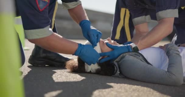 救急隊 女性および脳損傷 脳震盪および医療のための路上で事故 ヘッドバージョン サポート 地上の安全のための道路上のファーストレスポンダー 医療の専門家と緊急事態 — ストック動画