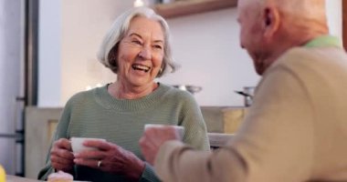 Gülmek, kahve içmek ya da yaşlı bir çiftin emeklilikte yakınlaşmak için evde oturup sohbet etmesi. Komik insanlar, çay içmek ya da yaşlı bir adam ya da kişiyle konuşan mutlu yaşlı bir kadın..