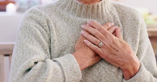 Mãos Peito Dor Ataque Cardíaco Doente Mulher Idosa Com Asma — Vídeo de Stock
