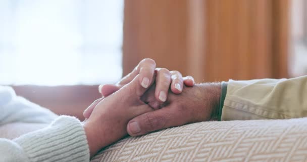 シニアカップルは 手を握り 家庭での共感 優しさ ケアでリラックスします 結婚希望 落ち着いた高齢者とともに 家庭での癒しと愛のための信頼とサポート — ストック動画