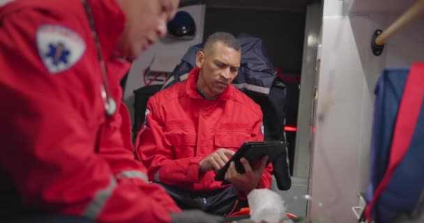 海上での話し合い 人とタブレット 救助チーム コミュニケーション 緊急事態 サービス 研究のためのテクノロジーでボートに取り組むチームワーク デジタルおよび医療従事者 — ストック動画