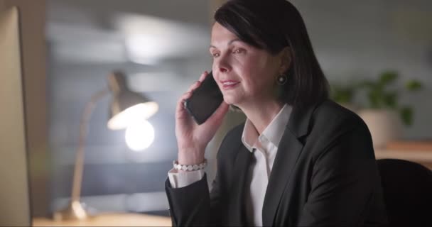 Téléphone Sourire Femme Affaires Bureau Avec Communication Réseautage Conversation Heureux — Video