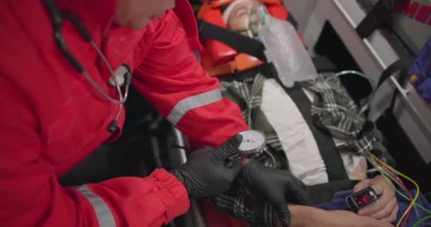 Relógio Pulso Mãos Paramédico Com Paciente Uma Ambulância Para Resgate — Vídeo de Stock