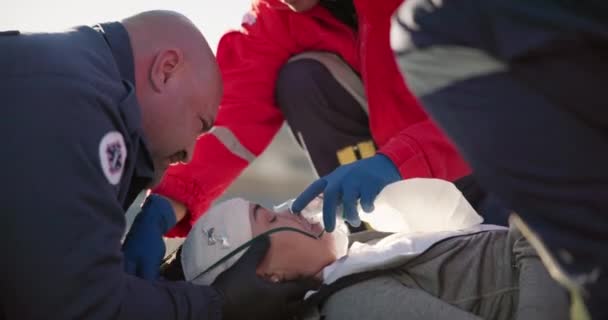 Медична Екстрена Допомога Аварія Пацієнт Кисневою Маскою Дорозі Травм Надання — стокове відео