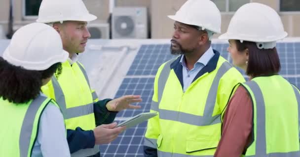 工程小组 太阳能电池板规划和石板 可再生能源或屋顶可持续安装 技术员 经理或会说话的人 户外小组的想法或生态友好型电力更新 — 图库视频影像