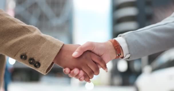 商界人士 合作和握手在城市为达成协议 B2B交易或称赞成功 在室外进行清理 团队握手和建立伙伴关系 支持一体化或谈判 — 图库视频影像