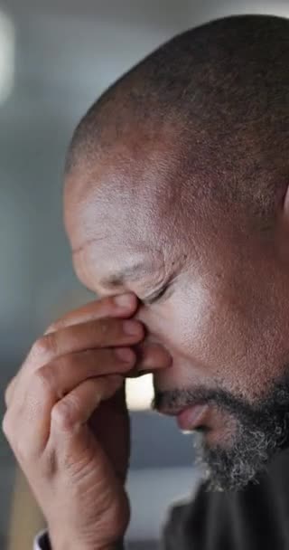 Zwarte Man Senior Werknemer Hoofdpijn Stress Burn Out Met Zakelijke — Stockvideo