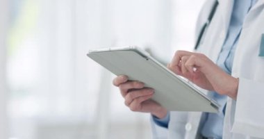 İnternet sitesinde tıbbi bilgi, araştırma ya da değerlendirme için çevrimiçi sonuçları olan eller, tablet ya da doktor. Cerrah, rapor ya da hastanede tele sağlık için yazılacak teknolojisi olan sağlık uzmanı kadın..