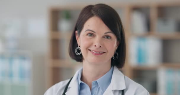 Kadın Cerrah Görevdeki Doktorun Yüzü Kardiyolojiye Tıbba Sağlık Hizmetlerine Güveniyor — Stok video