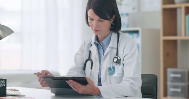 Checkliste Dokumente Oder Ein Arzt Schreiben Ein Rezept Für Medizinische — Stockvideo