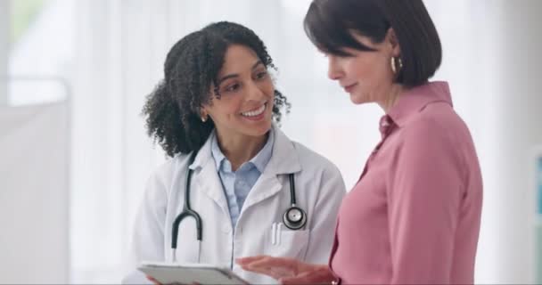 Opieka Zdrowotna Tabletka Lekarz Rozmawiający Pacjentką Szpitalu Celach Medycznych Konsultingowych — Wideo stockowe