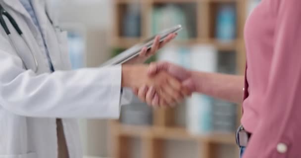 Frau Arzt Und Händedruck Mit Patientin Oder Tablette Besprechung Gesundheit — Stockvideo
