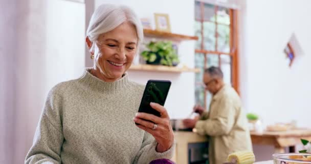 Telefon Smil Med Seniorkvinde Køkkenet Hendes Hjem Til Social Mediekommunikation – Stock-video