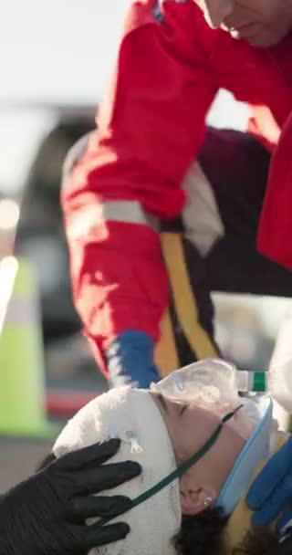 Acil Durum Kaza Oksijen Maskeli Hasta Yaralanma Ilk Yardım Araba — Stok video