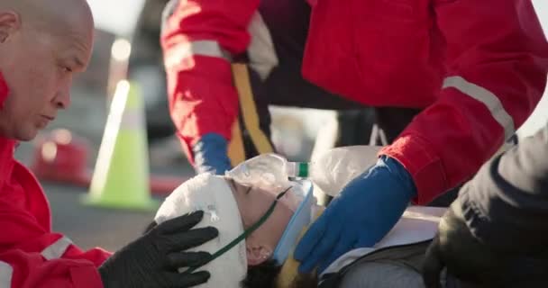 Eller Tıbbi Acil Durum Ekipleri Kaza Mahallinde Bir Kişiyi Kurtarmak — Stok video