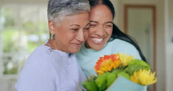 Glücklich Muttertag Und Frau Mit Blumen Für Überraschung Geschenk Und — Stockfoto
