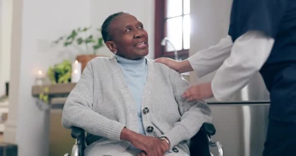 Medyczny Uśmiech Pielęgniarka Rozmawiają Starszą Kobietą Wózku Inwalidzkim Zaufanie Opiekę — Wideo stockowe
