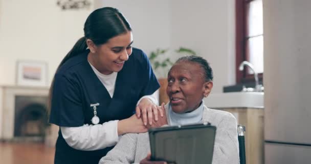 Zuhause Krankenschwester Und Seniorin Mit Tablet Gespräch Und Verbindung Mit — Stockvideo