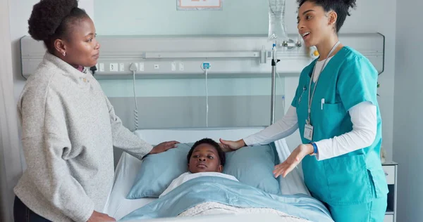 Medycyna Matka Syn Rozmawiają Razem Szpitalu Poradę Zdrowotną Podczas Powrotu — Zdjęcie stockowe