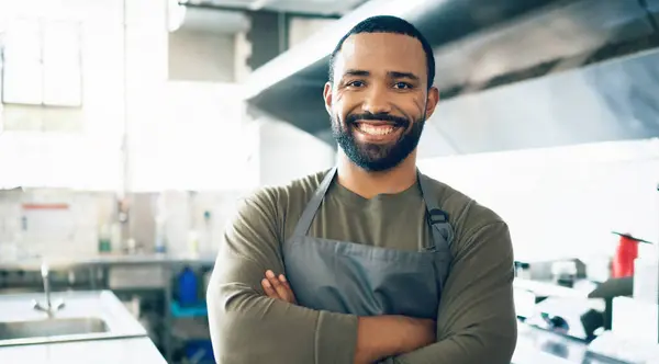 Homem Feliz Cara Proprietário Pequenos Negócios Cozinha Restaurante Para Serviço — Fotografia de Stock